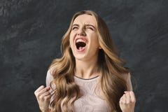 Porträt des verärgerten Frauenschreiens Stockbild Porträt des verärgerten Frauenschreiens Stockbild