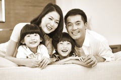Porträt einer asiatischen Familie mit zwei Kindern lizenzfreie stockbilder Porträt einer asiatischen Familie mit zwei Kindern lizenzfreie stockbilder