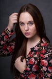 Porträt einer Frau in einem farbigen Kleid auf grauem Hintergrund lizenzfreie stockfotos Porträt einer Frau in einem farbigen Kleid auf grauem Hintergrund lizenzfreie stockfotos