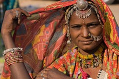 Porträt einer Frau Indiens Rajasthani lizenzfreies stockbild Porträt einer Frau Indiens Rajasthani lizenzfreies stockbild