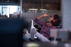 Porträt einer jungen erfolgreichen afro-amerikanischen Frau in modernem lizenzfreies stockbild Porträt einer jungen erfolgreichen afro-amerikanischen Frau in modernem lizenzfreies stockbild