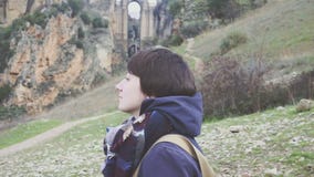 Porträt einer jungen Frau auf einem Hintergrund von einer Berglandschaft und von alten Stadt stock footage Porträt einer jungen Frau auf einem Hintergrund von einer Berglandschaft und von alten Stadt stock footage