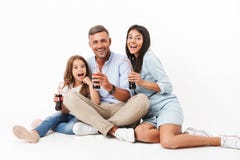 Porträt einer netten Familie lizenzfreie stockbilder Porträt einer netten Familie lizenzfreie stockbilder