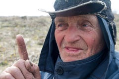 Porträt eines alten Mannes in unordentliche Kleidung und Hut, die seinen Zeigefinger anhoben, habe ich eine Idee stockbilder Porträt eines alten Mannes in unordentliche Kleidung und Hut, die seinen Zeigefinger anhoben, habe ich eine Idee stockbilder