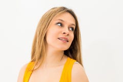Porträt eines glücklichen Lächelns der jungen Frau lizenzfreie stockfotografie Porträt eines glücklichen Lächelns der jungen Frau lizenzfreie stockfotografie