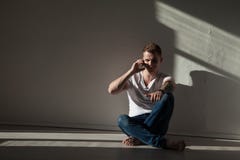 Porträt eines hübschen jungen Mannes, der am Telefon spricht stockbilder Porträt eines hübschen jungen Mannes, der am Telefon spricht stockbilder