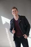 Porträt eines hübschen jungen Mannes in einer schwarzen Jacke stockfoto Porträt eines hübschen jungen Mannes in einer schwarzen Jacke stockfoto