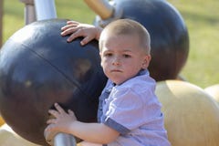 Porträt eines kleinen blonden Jungen auf Spielplatz stockbild Porträt eines kleinen blonden Jungen auf Spielplatz stockbild
