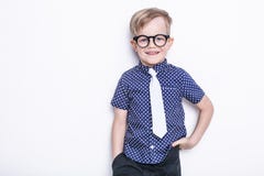 Porträt eines kleinen Jungen in lustigen Gläsern und in einer Bindung schule vortraining Art und Weise Studioporträt lokalisiert stockfotografie Porträt eines kleinen Jungen in lustigen Gläsern und in einer Bindung schule vortraining Art und Weise Studioporträt lokalisiert stockfotografie
