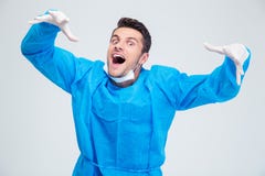 Porträt eines lustigen männlichen Chirurgen stockfotografie Porträt eines lustigen männlichen Chirurgen stockfotografie