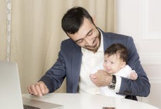 Porträt eines Mannes mit einem Kind lizenzfreie stockfotos Porträt eines Mannes mit einem Kind lizenzfreie stockfotos