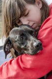 Porträt eines Mädchens, das einen Hund umarmt stockbild Porträt eines Mädchens, das einen Hund umarmt stockbild
