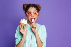 Porträt eines netten jungen Mädchens mit hellem Make-up lizenzfreies stockfoto Porträt eines netten jungen Mädchens mit hellem Make-up lizenzfreies stockfoto