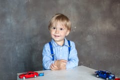 Porträt eines netten kleinen Jungen, der mit Autos, unabhängige Kinderspiele spielt Vorschuljunge, der mit Spielzeugautos im Kind lizenzfreie stockbilder Porträt eines netten kleinen Jungen, der mit Autos, unabhängige Kinderspiele spielt Vorschuljunge, der mit Spielzeugautos im Kind lizenzfreie stockbilder
