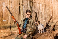 Porträt eines Yang-Jägers mit einem Hund auf dem Wald stockfoto Porträt eines Yang-Jägers mit einem Hund auf dem Wald stockfoto