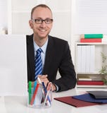 Porträt: Geschäftsmann, der in seinem Büro mit Anzug und Bindung sitzt lizenzfreies stockfoto Porträt: Geschäftsmann, der in seinem Büro mit Anzug und Bindung sitzt lizenzfreies stockfoto