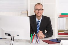 Porträt: Geschäftsmann, der in seinem Büro mit Anzug und Bindung sitzt stockfoto Porträt: Geschäftsmann, der in seinem Büro mit Anzug und Bindung sitzt stockfoto