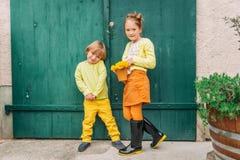 Porträt im Freien von entzückenden Modekindern lizenzfreie stockbilder Porträt im Freien von entzückenden Modekindern lizenzfreie stockbilder