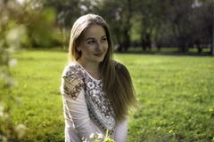 Porträt jungen Blondine in einem Frühlingswald und im sunli lizenzfreies stockbild Porträt jungen Blondine in einem Frühlingswald und im sunli lizenzfreies stockbild