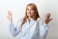 Porträt junger europäischer Dame mit dem roten Haar, weißer Haut und Sommersprossen lizenzfreies stockfoto Porträt junger europäischer Dame mit dem roten Haar, weißer Haut und Sommersprossen lizenzfreies stockfoto