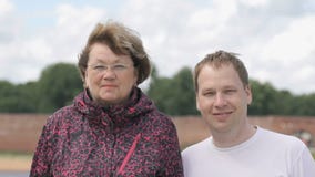 Porträt lächelnder erwachsener Frau zwei und des jungen Mannes stock footage Porträt lächelnder erwachsener Frau zwei und des jungen Mannes stock footage