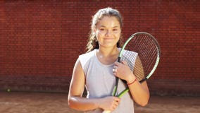Porträt recht jungen Tennis playgirl mit dem Schläger, der an der Kamera lächelt und geht stock footage Porträt recht jungen Tennis playgirl mit dem Schläger, der an der Kamera lächelt und geht stock footage