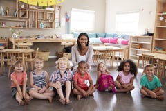 Porträt Schuldes klassenzimmers Lehrer-With Pupils Ins Montessori stockfotografie Porträt Schuldes klassenzimmers Lehrer-With Pupils Ins Montessori stockfotografie