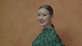 Porträt stunnnig eleganter Frau im indischen Sari stock video footage Porträt stunnnig eleganter Frau im indischen Sari stock video footage