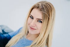 Porträt von Blondinen auf dem weißen Schnee stockbild Porträt von Blondinen auf dem weißen Schnee stockbild