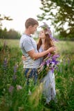 Porträt von den jungen stilvollen Modepaaren, die auf dem Gebiet aufwerfen lizenzfreies stockfoto Porträt von den jungen stilvollen Modepaaren, die auf dem Gebiet aufwerfen lizenzfreies stockfoto