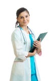 Porträt von Doktorfrau mit dem Klemmbrett lokalisiert über weißem Hintergrund stockfotografie Porträt von Doktorfrau mit dem Klemmbrett lokalisiert über weißem Hintergrund stockfotografie