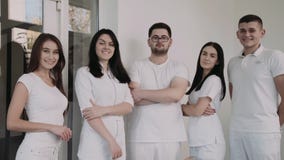 Porträt von glücklichen, überzeugten Zahnärzten betrachten Kamera mit den gekreuzten Händen stock video footage Porträt von glücklichen, überzeugten Zahnärzten betrachten Kamera mit den gekreuzten Händen stock video footage