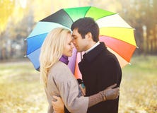 Porträt von jungen liebevollen Paaren mit dem bunten Regenschirm, der Herbst umarmt stockbilder Porträt von jungen liebevollen Paaren mit dem bunten Regenschirm, der Herbst umarmt stockbilder