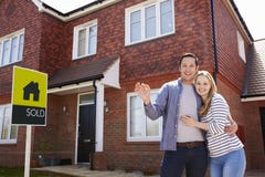 Porträt von jungen Paaren mit Schlüsseln zum neuen Haus stockbild Porträt von jungen Paaren mit Schlüsseln zum neuen Haus stockbild