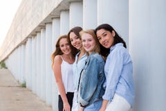 Porträt von vier femle Freunden, die Kamera, Lächeln, glücklich freundlich betrachten Leute, Lebensstil, Freundschaftskonzept stockfotografie Porträt von vier femle Freunden, die Kamera, Lächeln, glücklich freundlich betrachten Leute, Lebensstil, Freundschaftskonzept stockfotografie