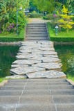 Porträtansicht von Zementschritten, unten führend in Richtung zu einer Kanalsteinbrücke und jenseits in einen reizenden Gartenpar lizenzfreie stockfotos Porträtansicht von Zementschritten, unten führend in Richtung zu einer Kanalsteinbrücke und jenseits in einen reizenden Gartenpar lizenzfreie stockfotos