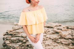 Porträtmädchen auf Seestrand in der stilvollen Abnutzung, stilvolle Abnutzung, Hautpflege, brunette Hippie genießen das Meer, glü lizenzfreie stockfotografie Porträtmädchen auf Seestrand in der stilvollen Abnutzung, stilvolle Abnutzung, Hautpflege, brunette Hippie genießen das Meer, glü lizenzfreie stockfotografie