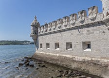 Portugal Lissabon, ett stärkt byggande fort på invallningen royaltyfria bilder Portugal Lissabon, ett stärkt byggande fort på invallningen royaltyfria bilder