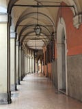 Portyk w Bologna, Włochy Lampowy obwieszenie od łukowatego dachu zdjęcia stock Portyk w Bologna, Włochy Lampowy obwieszenie od łukowatego dachu zdjęcia stock