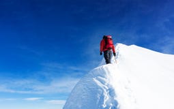 Portée d'alpiniste le sommet d'une crête neigeuse Concepts : determin photos libres de droits Portée d'alpiniste le sommet d'une crête neigeuse Concepts : determin photos libres de droits