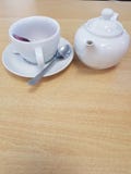 Porzellanteekanne und -gläser stockfotografie Porzellanteekanne und -gläser stockfotografie