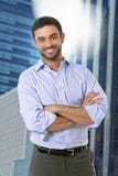 Posa attraente dell'uomo di affari felice in ritratto corporativo all'aperto sul distretto finanziario immagini stock libere da diritti Posa attraente dell'uomo di affari felice in ritratto corporativo all'aperto sul distretto finanziario immagini stock libere da diritti