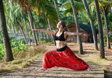 Posa del guerriero di virabhadrasana II di yoga fotografie stock libere da diritti Posa del guerriero di virabhadrasana II di yoga fotografie stock libere da diritti