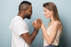 Pose multiraciale de sourire de personnes d'isolement sur le fond de studio photo libre de droits Pose multiraciale de sourire de personnes d'isolement sur le fond de studio photo libre de droits