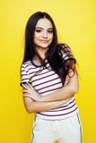Pose émotive de femme assez adolescente de jeunes sur le fond jaune, concept de personnes de mode de vie de mode images libres de droits Pose émotive de femme assez adolescente de jeunes sur le fond jaune, concept de personnes de mode de vie de mode images libres de droits