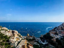 Positano, Italien, am 6. September 2018: Idyllische Strände und Stadtbild in Positano lizenzfreies stockbild Positano, Italien, am 6. September 2018: Idyllische Strände und Stadtbild in Positano lizenzfreies stockbild