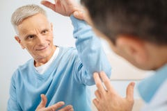 Positief bejaarde die aan zijn arts glimlachen stock foto's Positief bejaarde die aan zijn arts glimlachen stock foto's