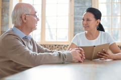 Positieve vrijwilligerslezing aan de hogere mens stock afbeeldingen Positieve vrijwilligerslezing aan de hogere mens stock afbeeldingen