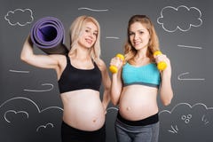 Positieve zwangere vrouwen die klaar voor sportoefeningen worden royalty-vrije stock foto's Positieve zwangere vrouwen die klaar voor sportoefeningen worden royalty-vrije stock foto's