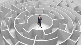 Position d'homme d'affaires ? un milieu d'un labyrinthe rond photos libres de droits Position d'homme d'affaires ? un milieu d'un labyrinthe rond photos libres de droits